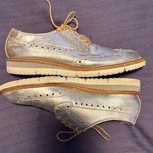 Charles David Women's Metallic Silver Wingtip Flats